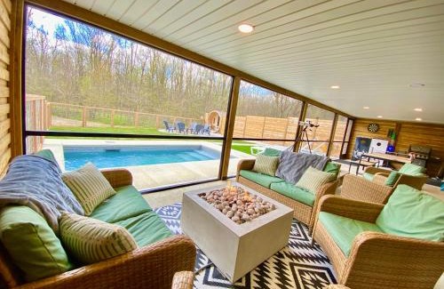 Kingsville Ski Chalet | Experience Kings Woods Lodge with Heated Pool & Games