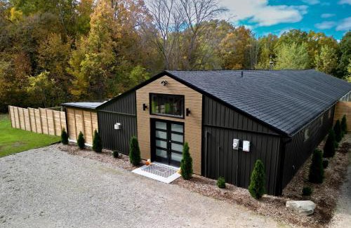 Kingsville Ski Chalet | Experience Kings Woods Lodge with Heated Pool & Games