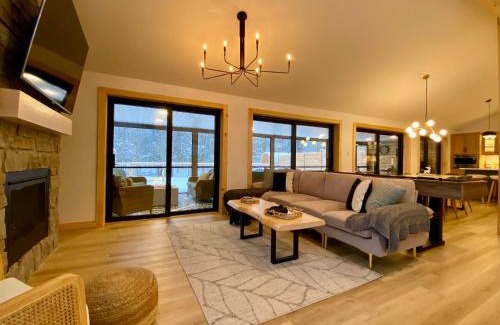 Kingsville Ski Chalet | Experience Kings Woods Lodge with Heated Pool & Games