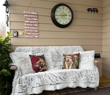 Jasd Apartment | Pet-Friendly Kingsdale Farm Guest House with Ocean Views