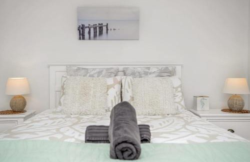 Victor Harbor House | Pet-Friendly Kingsford Cottage with WIFI and 4-Star Comfort