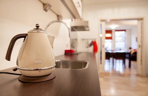 Oranjebuurt Apartment | Cozy Kingsize Apartment Steps from Park and City Attractions
