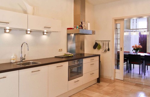 Oranjebuurt Apartment | Cozy Kingsize Apartment Steps from Park and City Attractions
