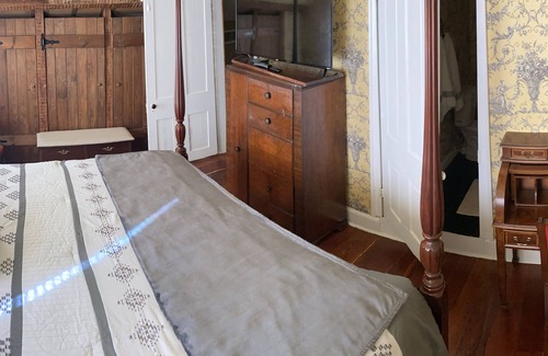 Spanish Town Historic District House | Elevated Comfort: Ensuite Bath & Breakfast Included