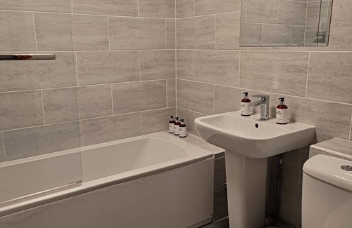 Kingston Hotel | Eco-Friendly Kingston Country Courtyard with Pool & Spa