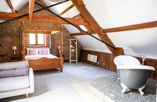 Kingston Hotel | Eco-Friendly Kingston Country Courtyard with Pool & Spa