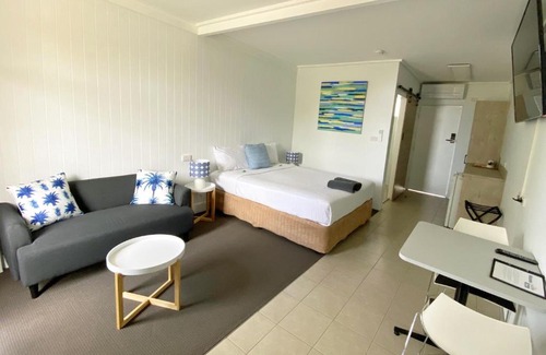 Lacepede Hotel | Beachfront Bliss at Kingston Lobster Motel with Pool Access