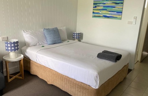 Lacepede Hotel | Beachfront Bliss at Kingston Lobster Motel with Pool Access