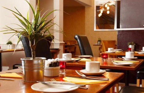 Coombe Hill Hotel | Comfortable Kingston Lodge Hotel with Pet-Friendly Amenities