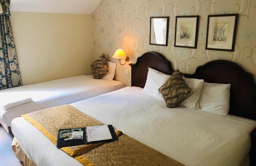 Coombe Hill Hotel | Comfortable Kingston Lodge Hotel with Pet-Friendly Amenities