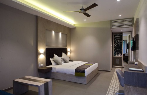 Kanpur Hotel | Family-Friendly Kingston Resort with Pool and Dining Options