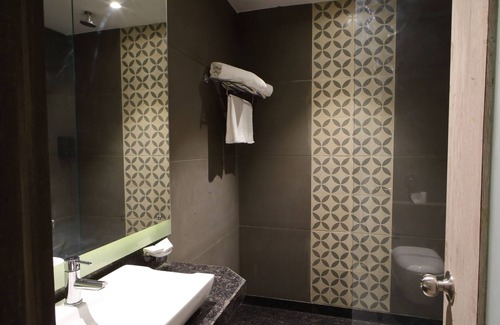 Kanpur Hotel | Family-Friendly Kingston Resort with Pool and Dining Options