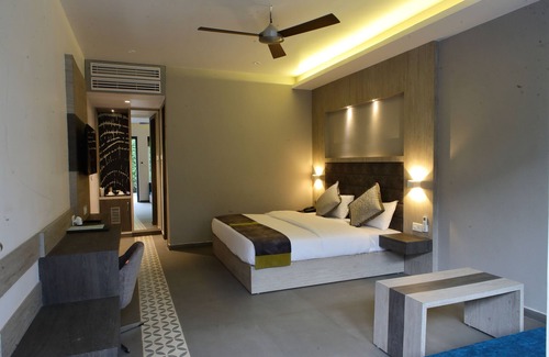 Kanpur Hotel | Family-Friendly Kingston Resort with Pool and Dining Options