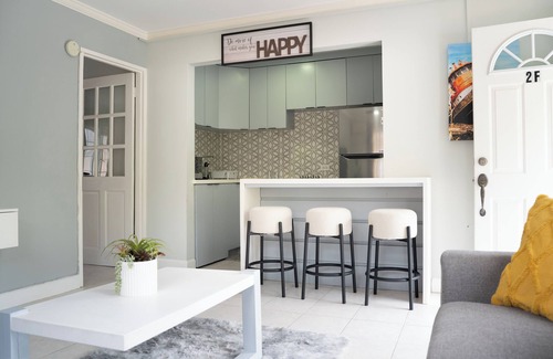 Beverly Hills Apartment | Kingston Skyline Escape - Modern, Gated, Peaceful, Easy Access/Top Attractions