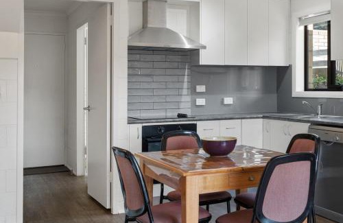 Kingston Apartment | Kingston Stylish Villa-Cozy meets convenience
