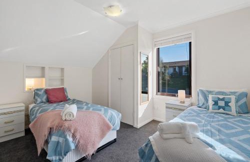 Kingston Apartment | Kingston Stylish Villa-Cozy meets convenience