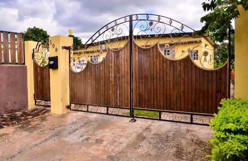 Molynes Gardens Apartment | Comfortable Kingston Sunset Guest Apartment - Family Friendly!