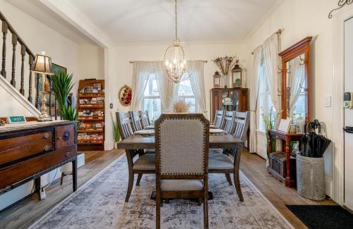 Kingsville Apartment | Kingsville House - The Birds Nest Room