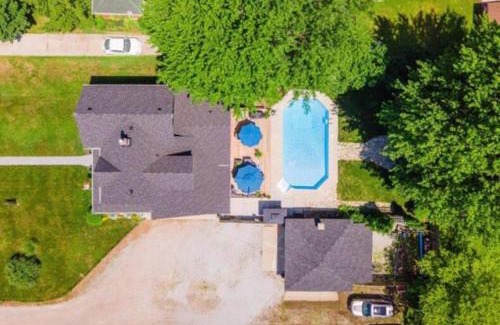Kingsville Apartment | Kingsville House - The Birds Nest Room