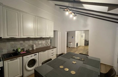 Sector 1 Apartment | Experience Comfort at KingTop @Iarca Inn with Family-Friendly Amenities