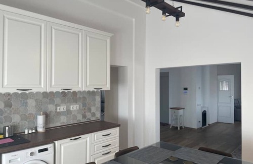 Sector 1 Apartment | Experience Comfort at KingTop @Iarca Inn with Family-Friendly Amenities
