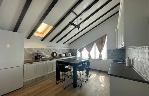 Sector 1 Apartment | Experience Comfort at KingTop @Iarca Inn with Family-Friendly Amenities