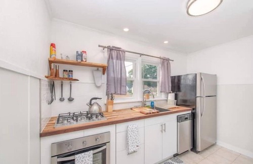Mansfield Cottage | Kingwood Cottage: Guest Rated 10/10, Pet-Friendly Getaway
