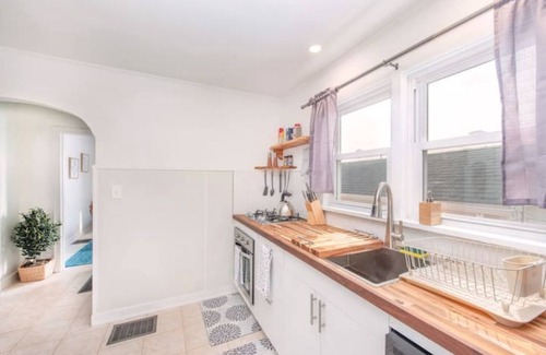 Mansfield Cottage | Kingwood Cottage: Guest Rated 10/10, Pet-Friendly Getaway