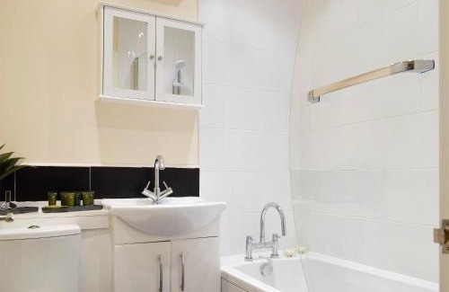 Dunfermline House | Kid-Friendly Retreat at Kinneddar Cottage - 4-Star Escape
