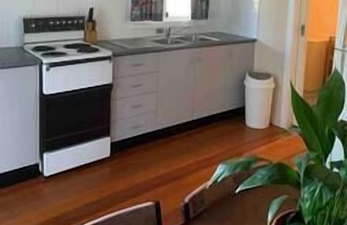 Kioloa Cabin | Relaxing Kioloa Beach Cabin with Ocean View & Kitchen