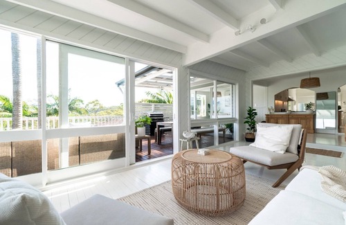 Bateau Bay House | Discover Tranquillity at Kipling House with Spa & Lake Views