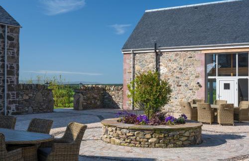 Murthly House | Relax at Kipney Farmhouse with Hot Tub & Top Guest Rating