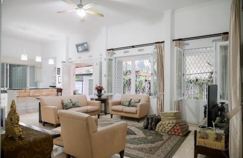 Bogor Tengah House | Discover Kirana Guest House Bogor: Pool & Family Friendly