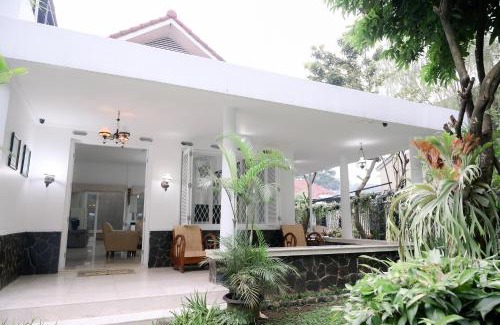 Bogor Tengah House | Discover Kirana Guest House Bogor: Pool & Family Friendly