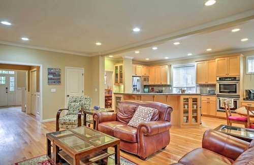 Kirkland House | Inviting Kirkland Home with Backyard - Minutes to Lake