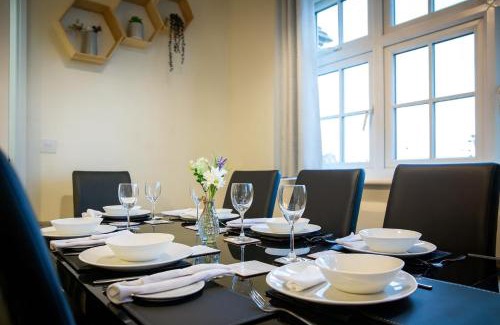 Stanley House | Modern 4 Bed Home in Wakefield - Ideal for Groups & Families