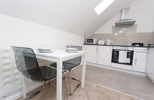 Leeds Apartment | Family-Friendly Stay at Kirkstall House with Breakfast Included