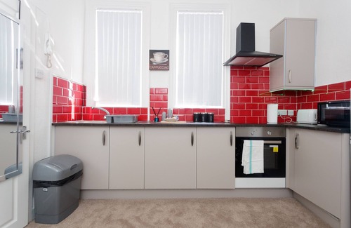 Leeds Apartment | Family-Friendly Stay at Kirkstall House with Breakfast Included