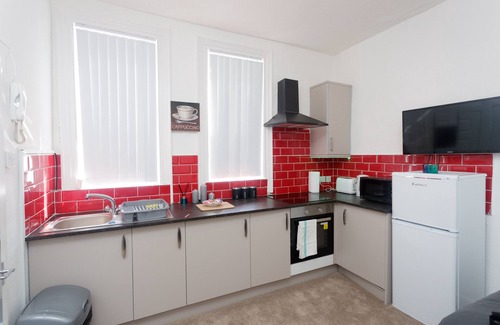 Leeds Apartment | Family-Friendly Stay at Kirkstall House with Breakfast Included