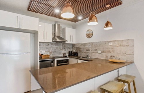 Coolangatta Apartment | Beachfront Bliss at Kirra Vista 9 - Rated 9.6/10!