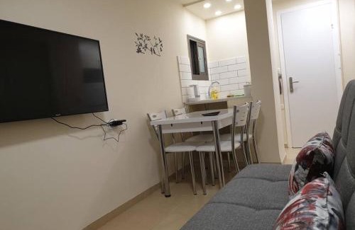 Kiryat Tiv'on Apartment | Family-Friendly Hotel Near Oranim College in Kiryat Tivon