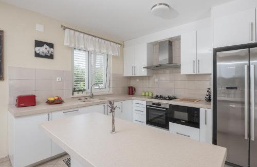 Kneza Apartment | Elegant Kis Residence - Adults Only with Oceanfront Pool