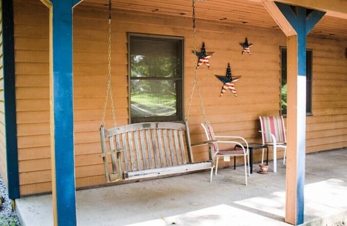 Triumph Cabin | Romantic Getaway at Kishauwau's Starved Rock Area Cabins