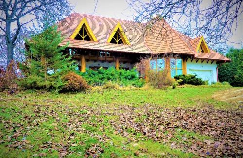 Monoszlo House | Pet-Friendly Retreat at Kiskúti Vendégház - 4-Star Stay!