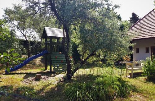 Monoszlo House | Pet-Friendly Retreat at Kiskúti Vendégház - 4-Star Stay!
