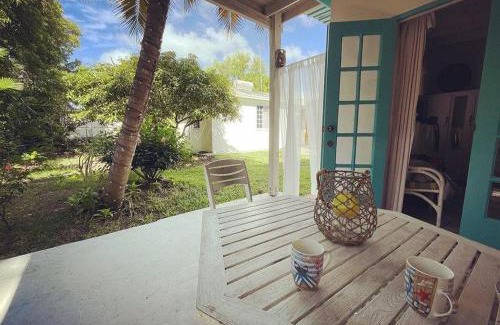 Maxwell House | Relaxing Kismet Garden Cottages near Dover Beach with Pool
