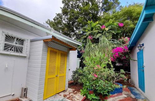 Maxwell House | Relaxing Kismet Garden Cottages near Dover Beach with Pool