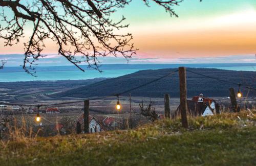 Mencshely Apartment | Unforgettable Stays at KisVulkán Nyúlontúl with Ocean Views