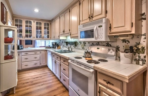 Butler Bed & Breakfast | Inviting Retreat with Kitchen and Ocean View, Steps to Main St.