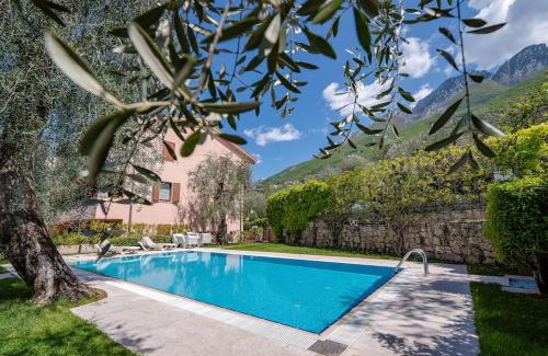 Assenza Apartment | Top-Rated KITE Beth's House: Oceanfront Pool Retreat